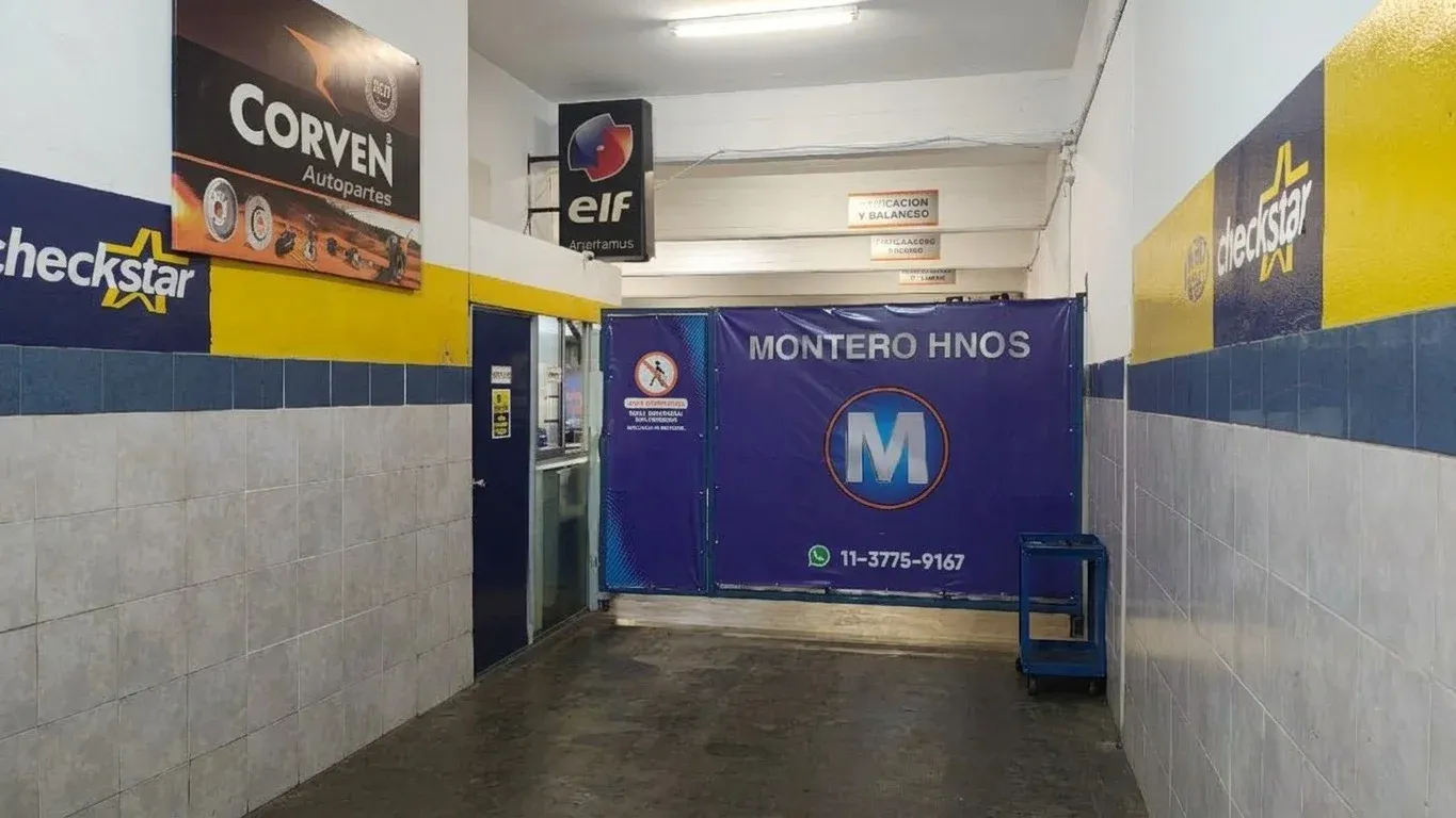 Entrada al taller, con la lona de Montero Hnos. al fondo